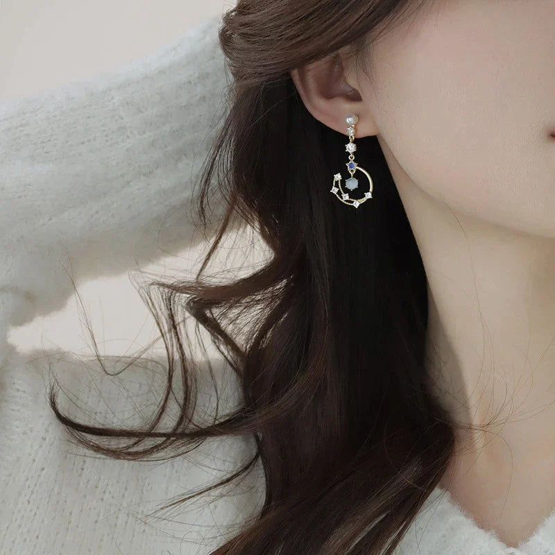 Exquisite Asymmetrische Perlen Mond Tropfen Ohrringe | Shop Nory