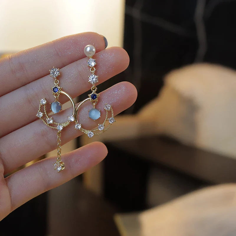 Exquisite Asymmetrische Perlen Mond Tropfen Ohrringe | Shop Nory