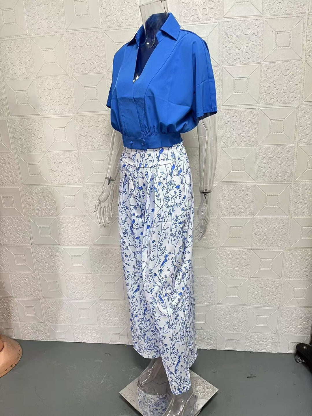 Zweiteiliges Set mit V-Ausschnitt und Hose mit weitem Bein