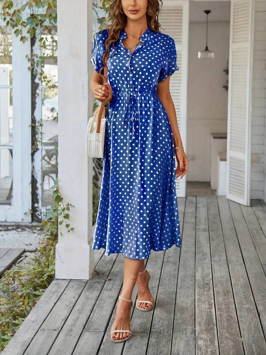 A-linien-kleid mit polka-dot-print und v-ausschnitt