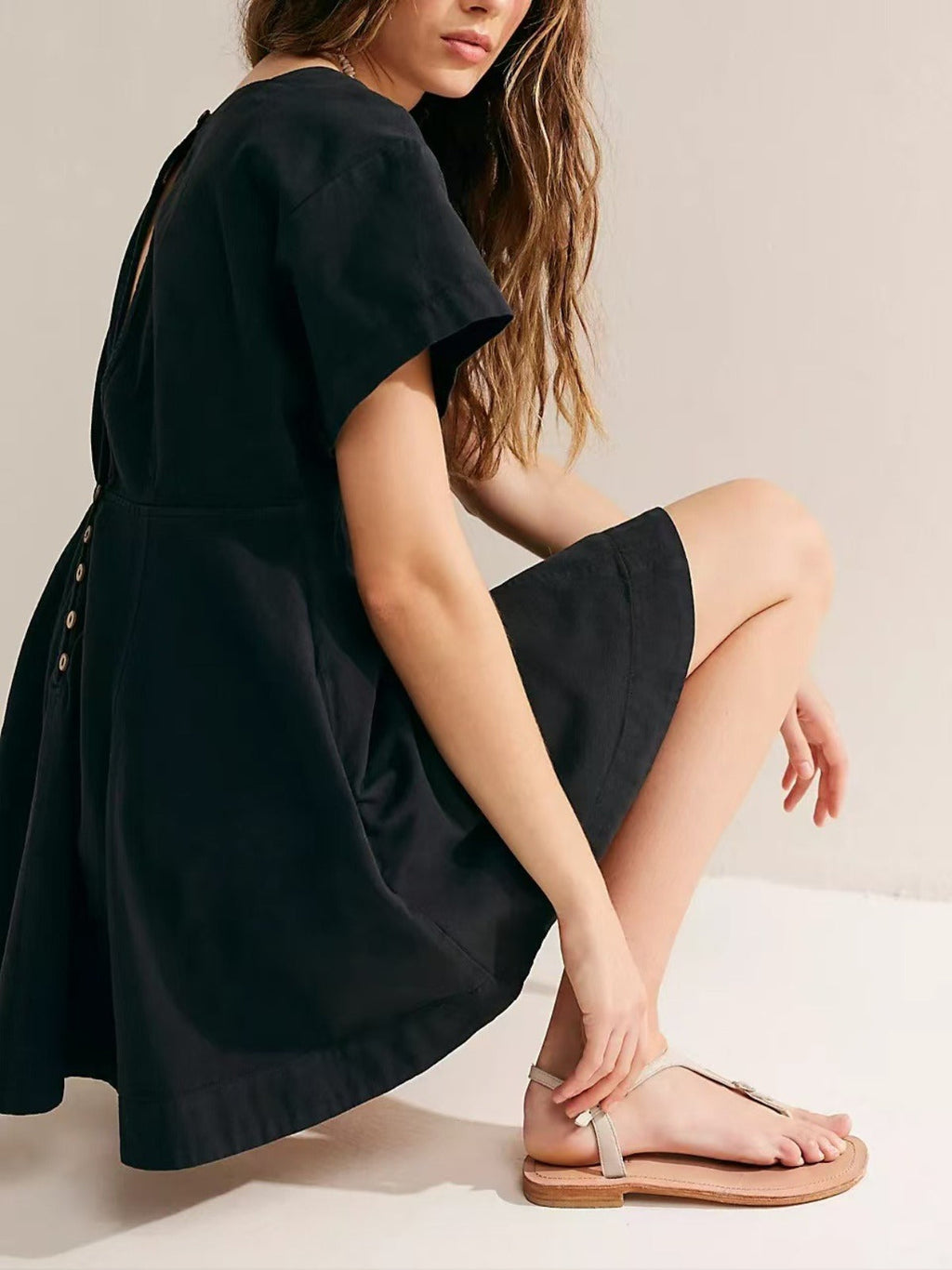 Freizeitkleid mit quadratischem Ausschnitt und Knöpfen