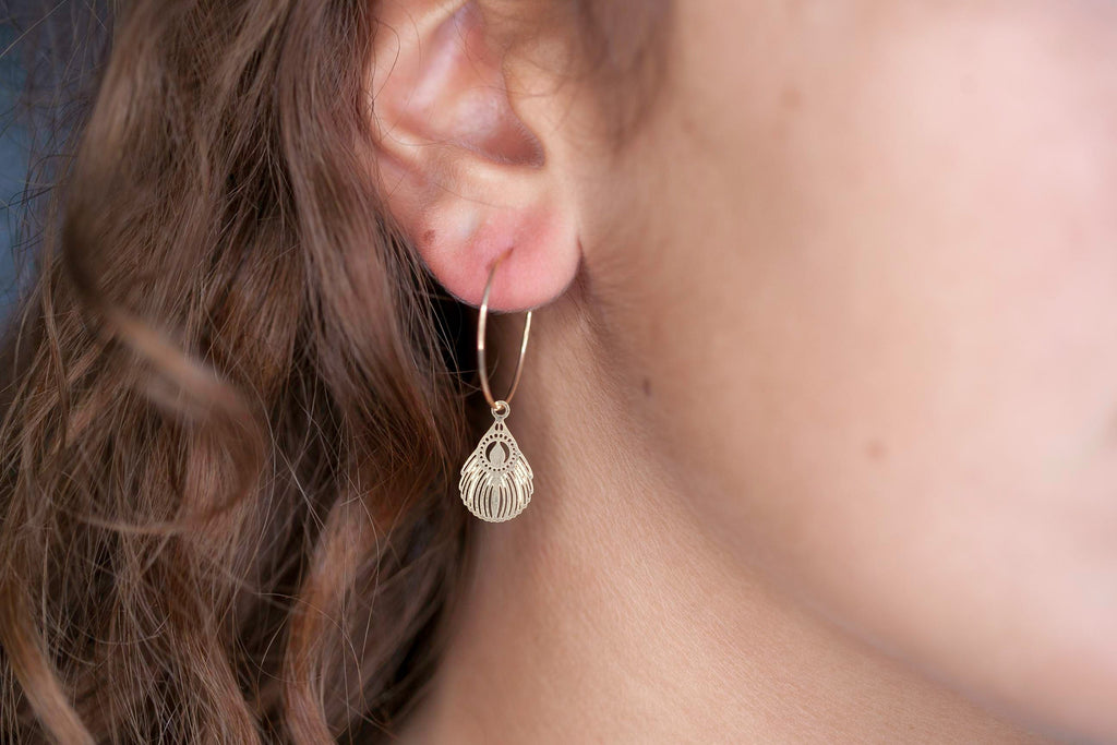 Creolen mit Feder Anhänger vergoldet, Creolen für Damen | Shop Nory
