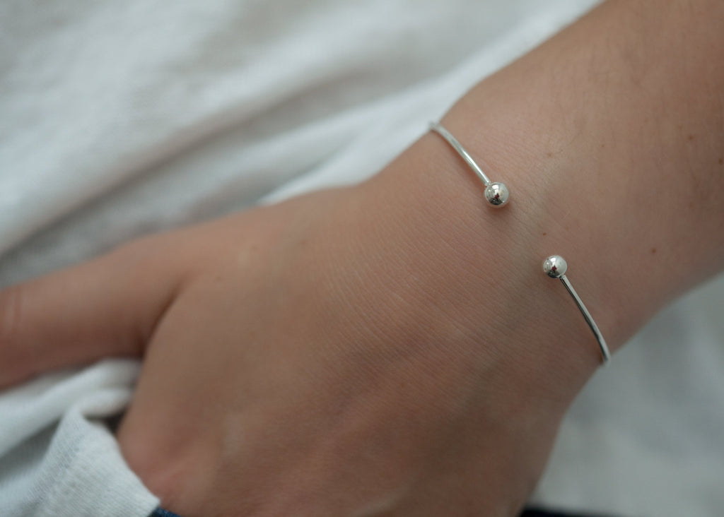 Offener Armreif mit doppelter Kugel aus Silber für Damen | Shop Nory