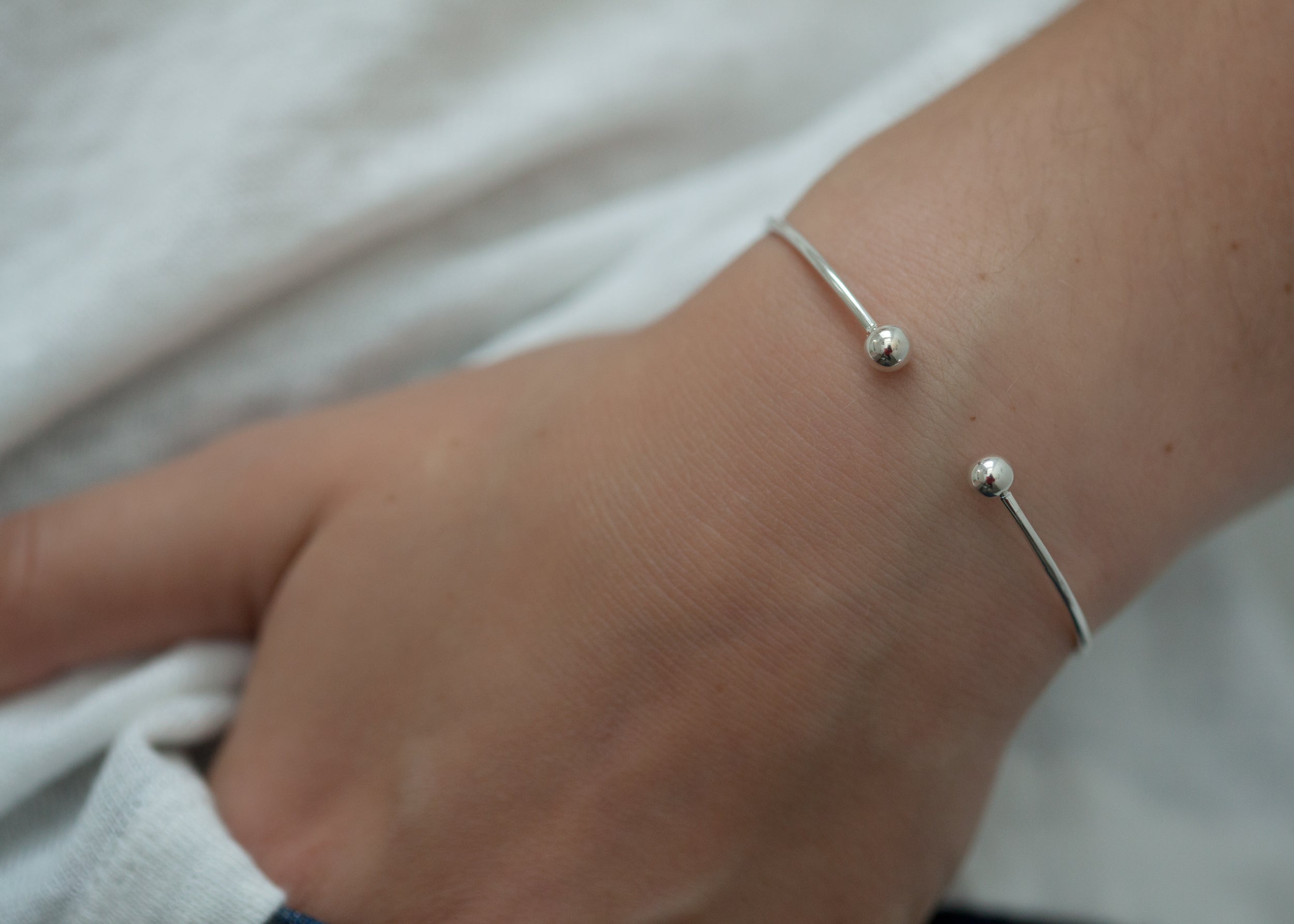 Offener Armreif mit doppelter Kugel aus Silber für Damen | Shop Nory