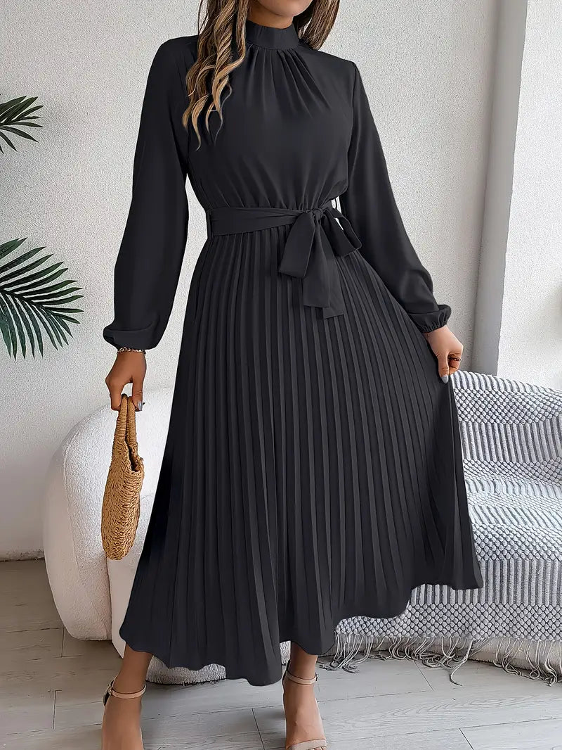 Einfarbiges kleid mit stehkragen und faltengürtel
