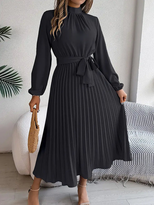 Schlichtes Kleid mit Stehkragen und Plissiertem Gürtel