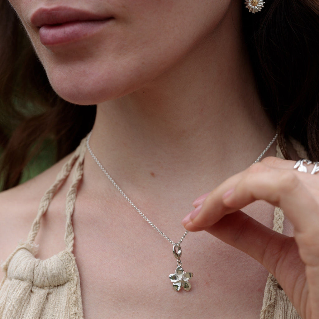 Silberne Blumenanhänger Halskette | Shop Nory
