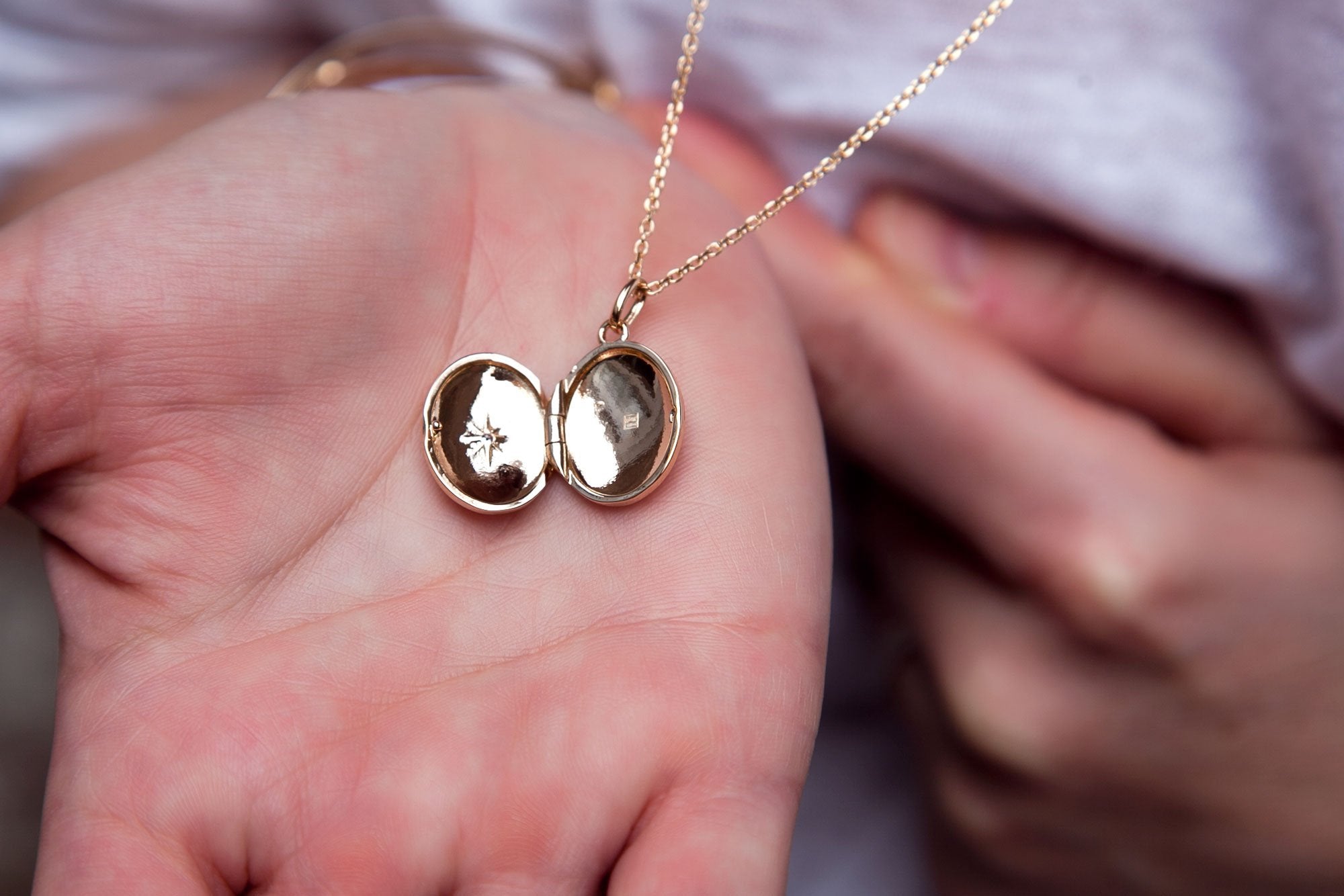 Goldene Kette mit öffnendem Medaillon & Zirkonia-Stern – Schmuck mit Herz | Shop Nory