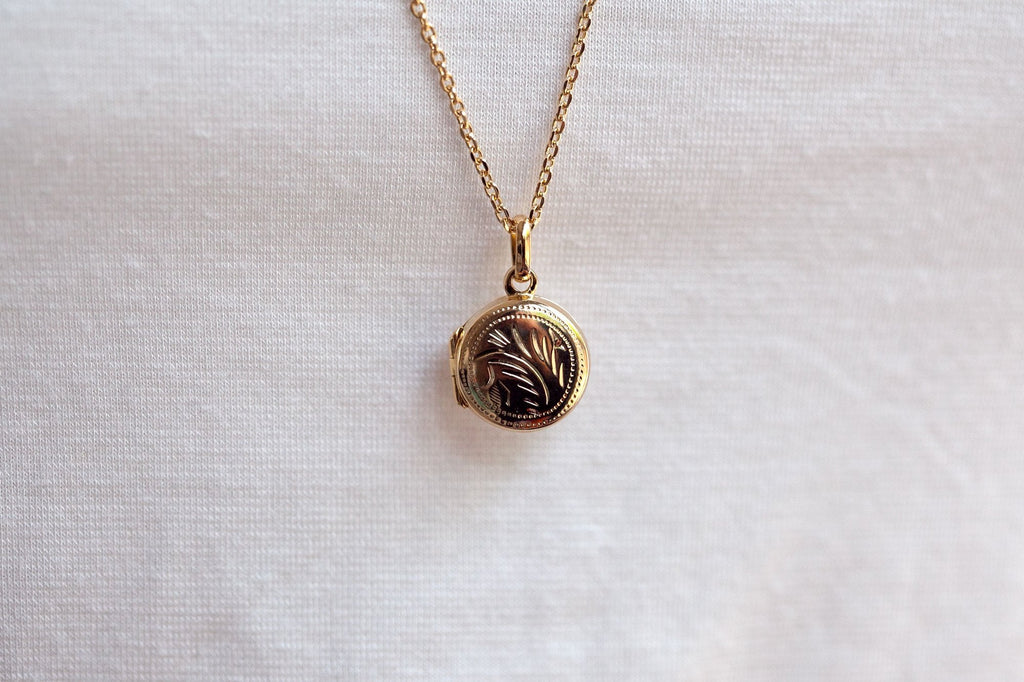 Zierliche vergoldete Kette mit Medaillon-Anhänger – eleganter & persönlicher Schmuck | Shop Nory