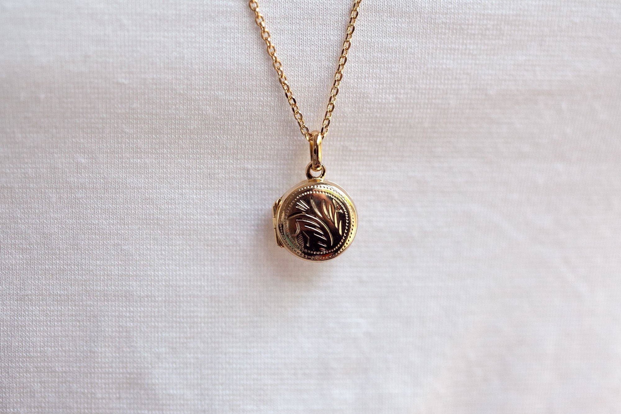 Zierliche vergoldete Kette mit Medaillon-Anhänger – eleganter & persönlicher Schmuck | Shop Nory