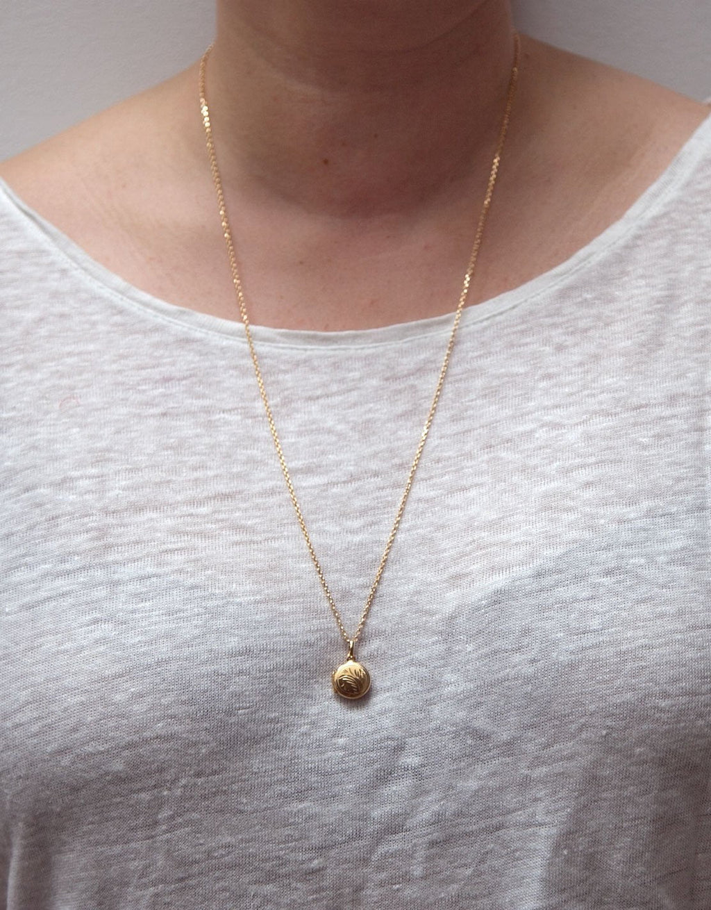 Zierliche vergoldete Kette mit Medaillon-Anhänger – eleganter & persönlicher Schmuck | Shop Nory