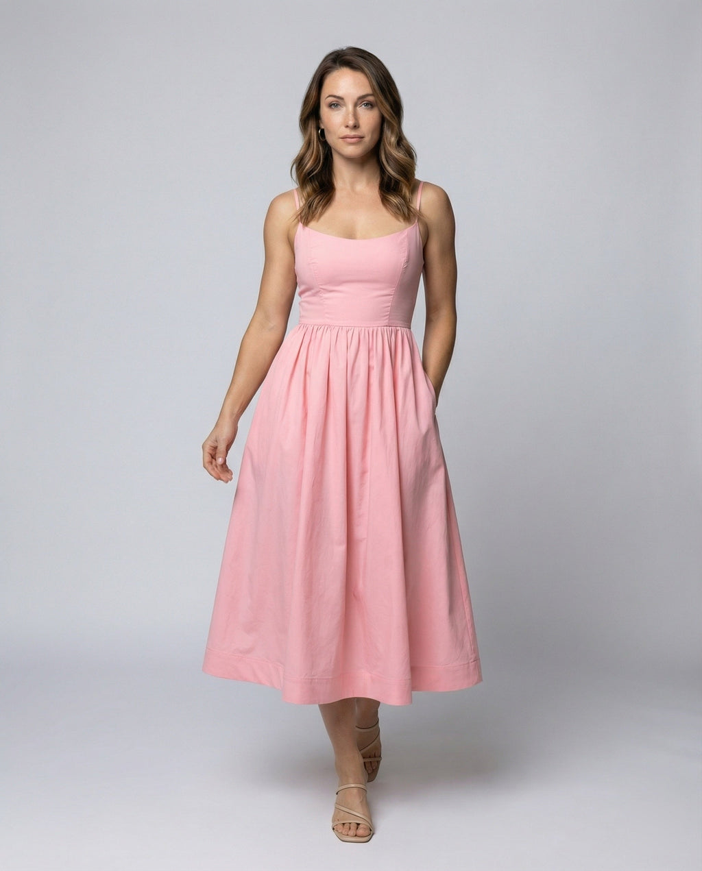 Einfarbiges Kleid mit U-Ausschnitt und Strapsen