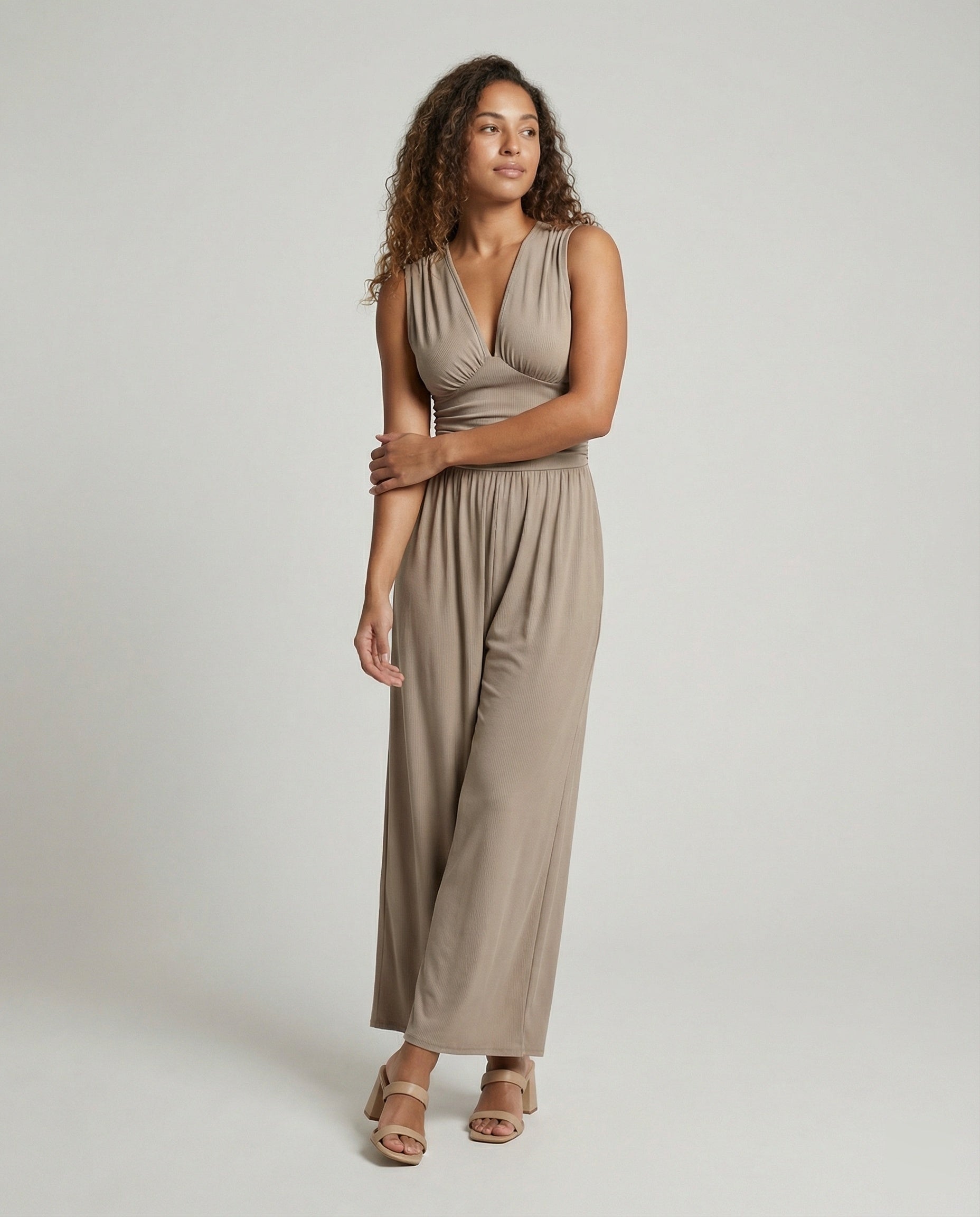 Damen Jumpsuit mit schickem V-Ausschnitt und weitem Bein