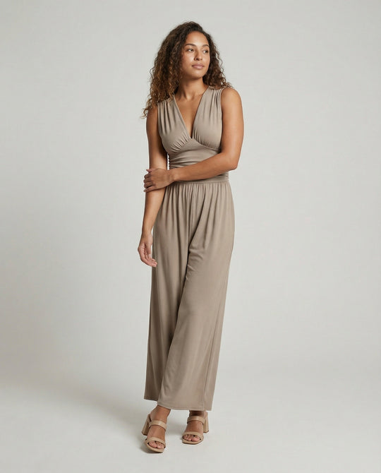 Damen Jumpsuit mit schickem V-Ausschnitt und weitem Bein