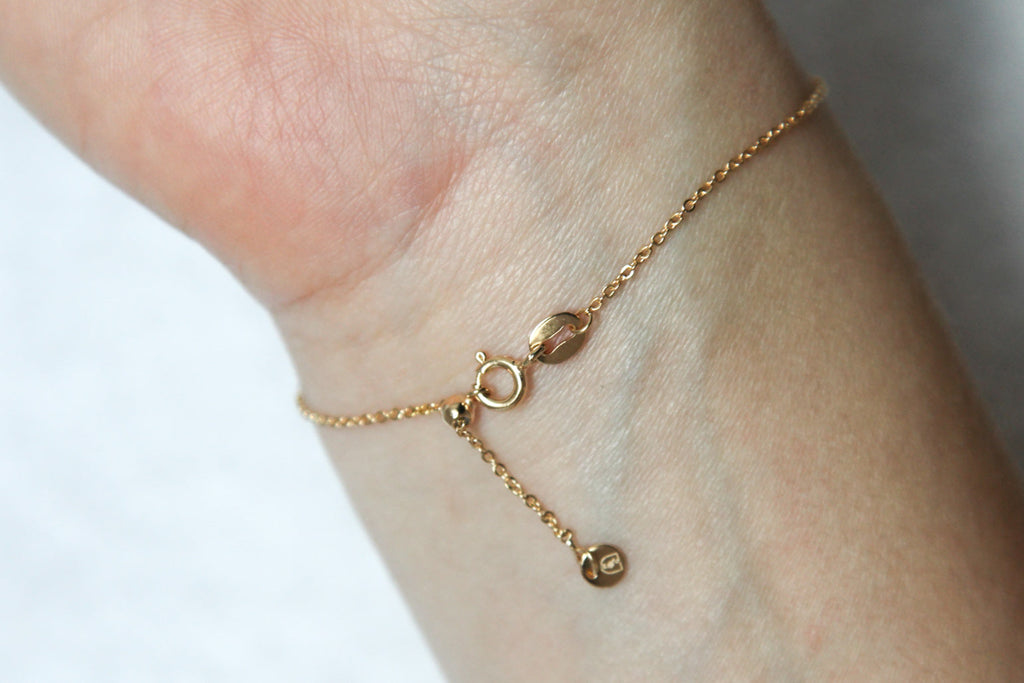 Vergoldetes Armband mit kleinem schwarzen Achat – Schlichte Eleganz und natürliche Schönheit | Shop Nory