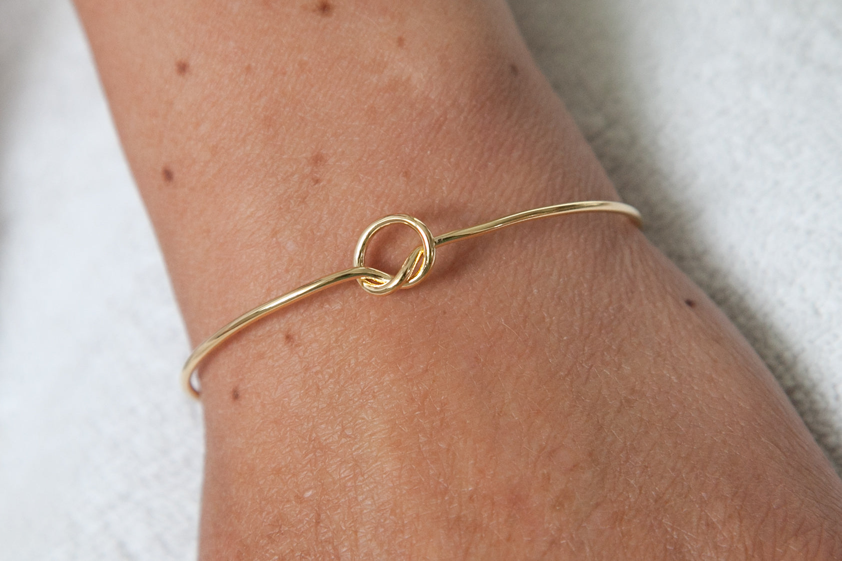 Vergoldetes Armband mit Knoten – Schlichte Eleganz mit symbolischer Bedeutung | Shop Nory
