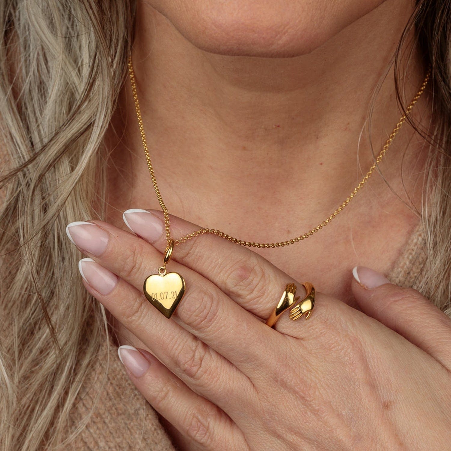Gravierte Goldherz Charm Halskette (Mittel) | Shop Nory