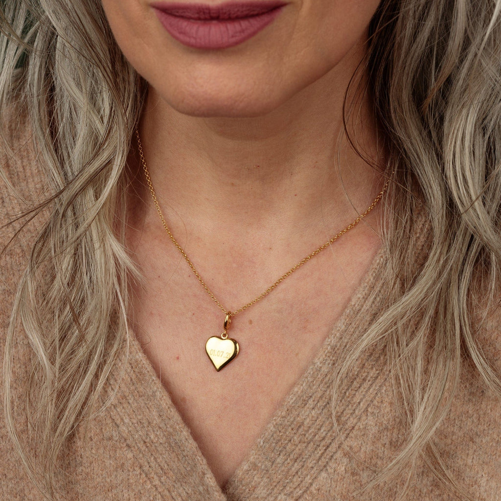 Gravierte Goldherz Charm Halskette (Mittel) | Shop Nory