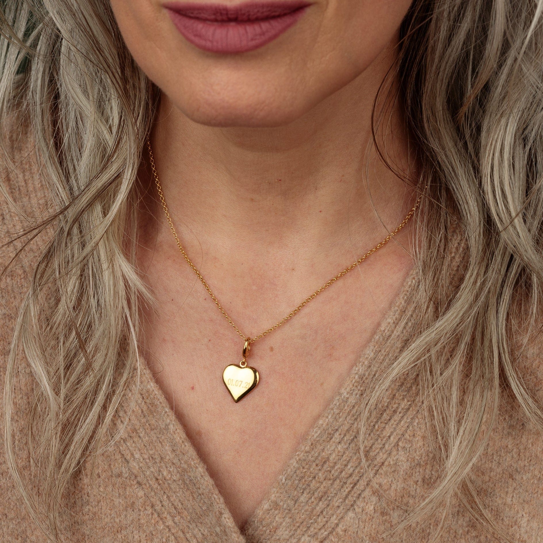Gravierte Goldherz Charm Halskette (Mittel) | Shop Nory