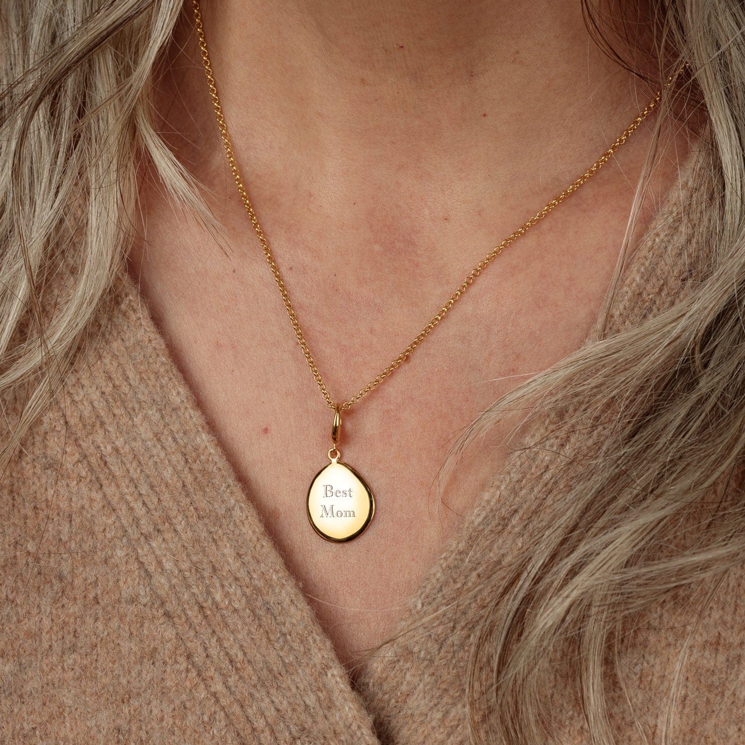 Gravierte Gold Kiesel Charm Halskette (Mittel) | Shop Nory