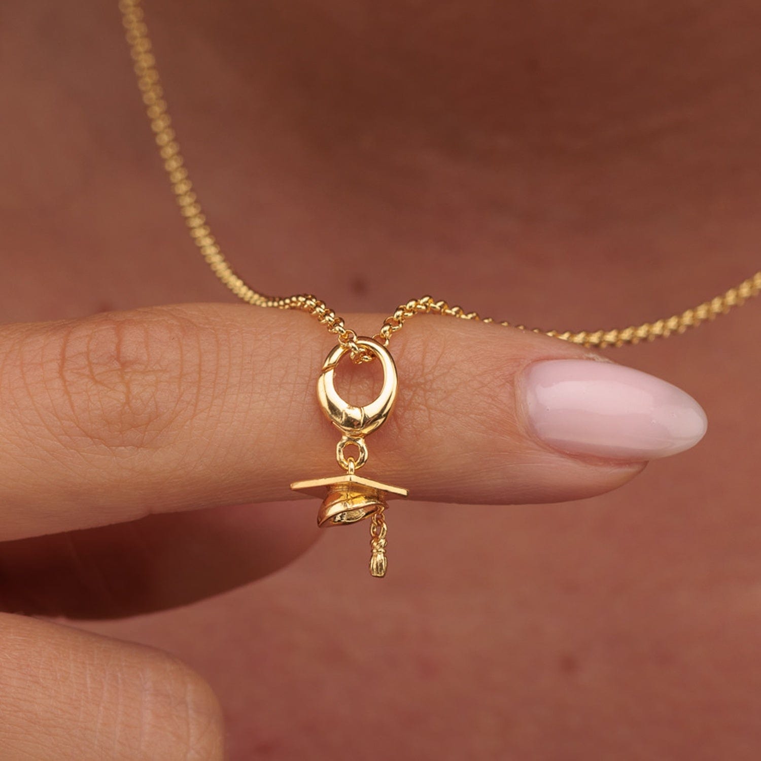Gold Abschlussmütze Charme Halskette | Shop Nory