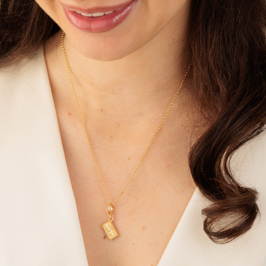 Gold Malted Milk Biscuit Charm Halskette | Shop Nory