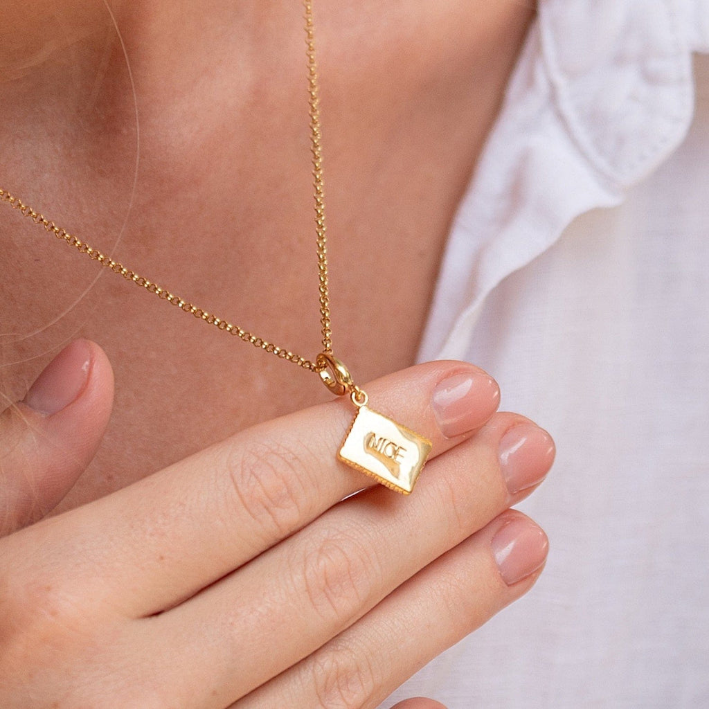 Gold Nice Biscuit Charm Halskette | Shop Nory