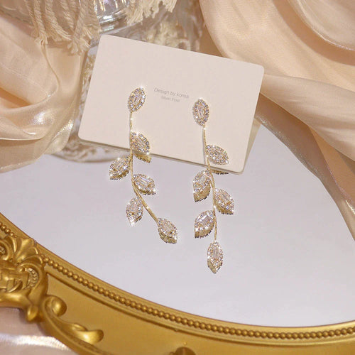 Lange Ohrringe mit zarten goldenen Blättern | Shop Nory