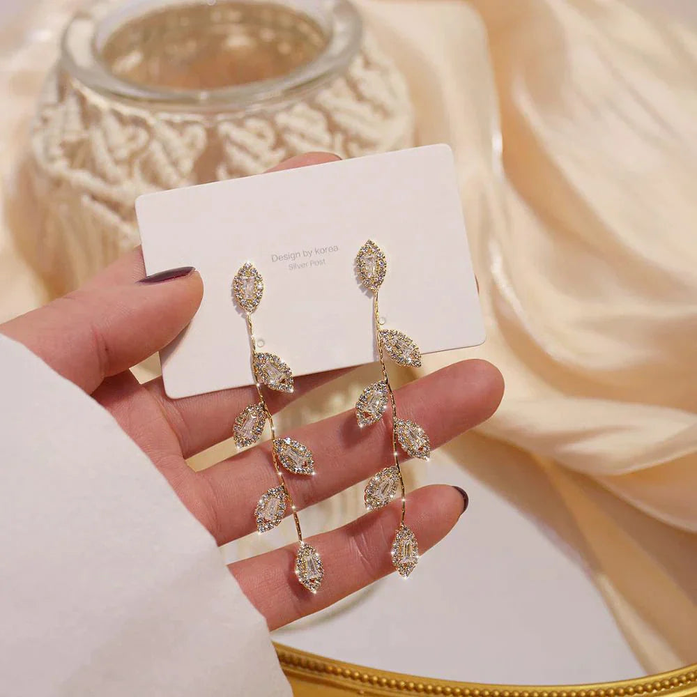 Lange Ohrringe mit zarten goldenen Blättern | Shop Nory