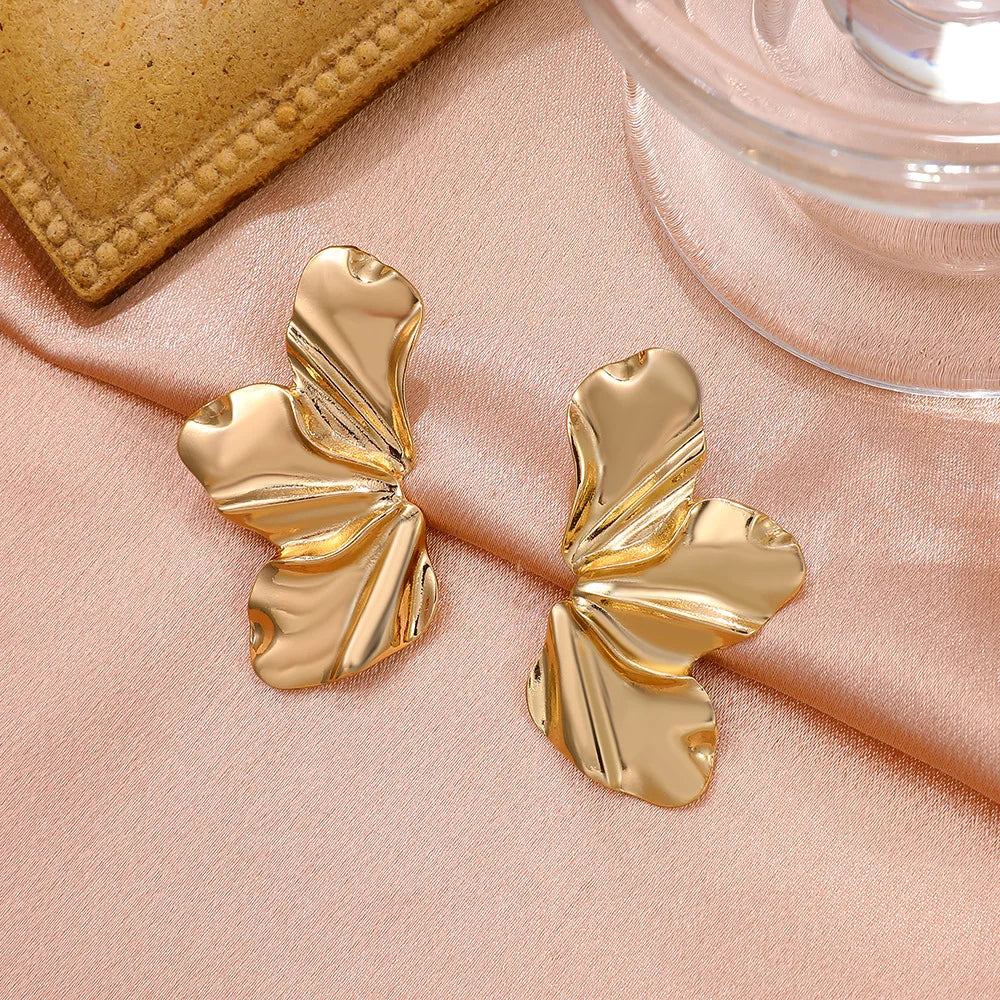 Goldene Blütenblatt-Ohrstecker | Shop Nory