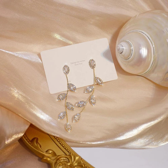 Lange Ohrringe mit zarten goldenen Blättern | Shop Nory