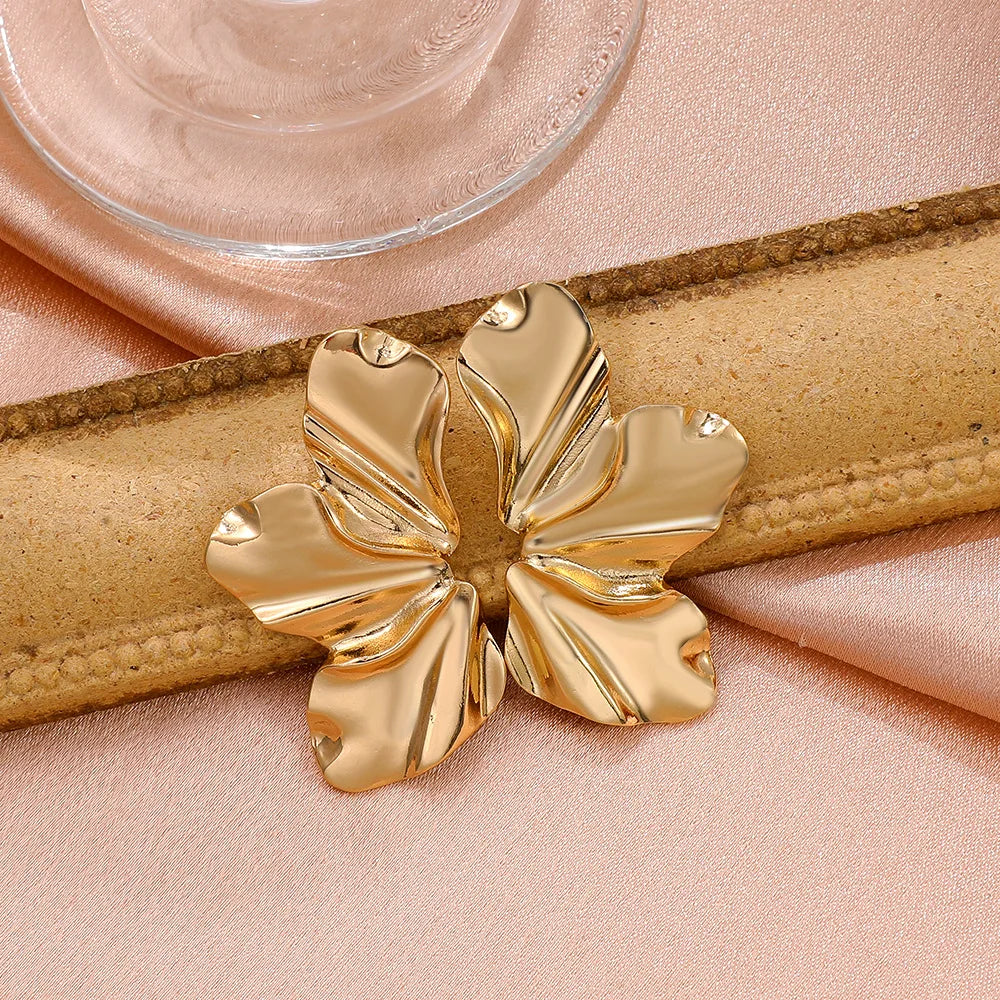Goldene Blütenblatt-Ohrstecker | Shop Nory