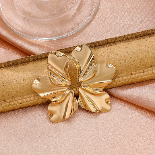 Goldene Blütenblatt-Ohrstecker | Shop Nory