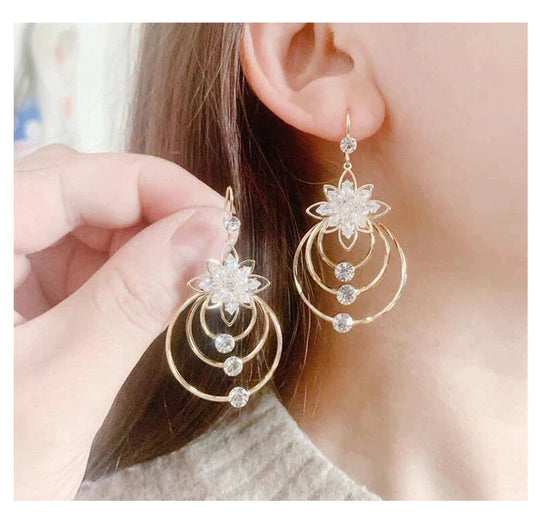 Luxuriöse goldene Creolen | Shop Nory