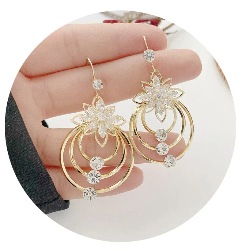 Luxuriöse goldene Creolen | Shop Nory