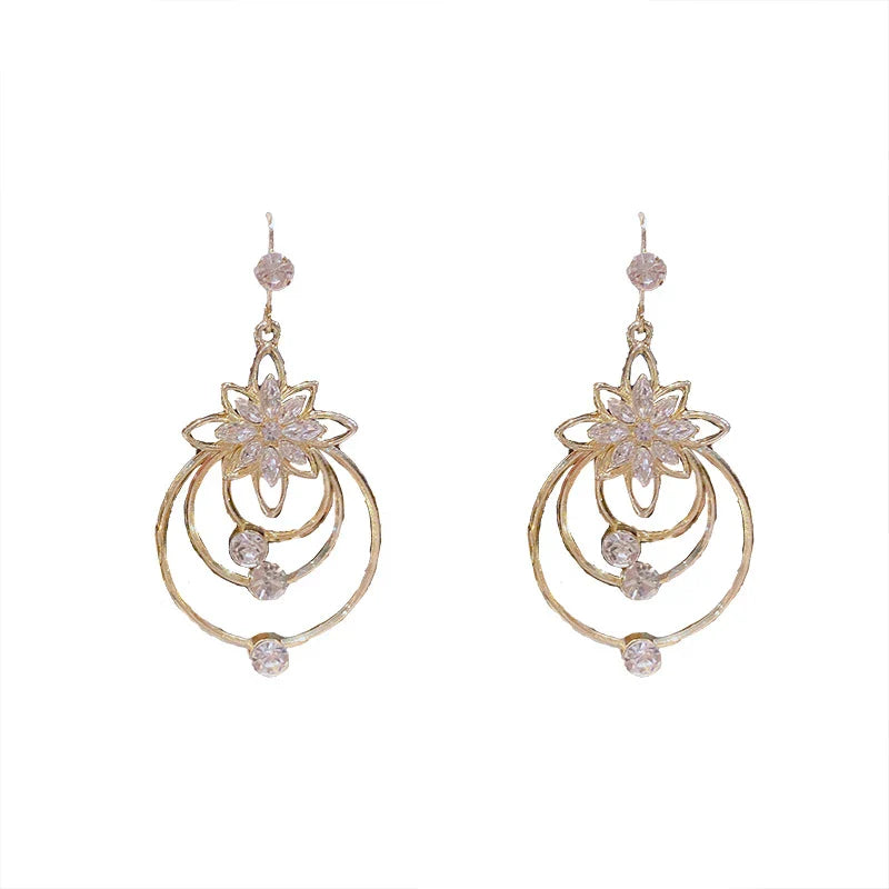 Luxuriöse goldene Creolen | Shop Nory