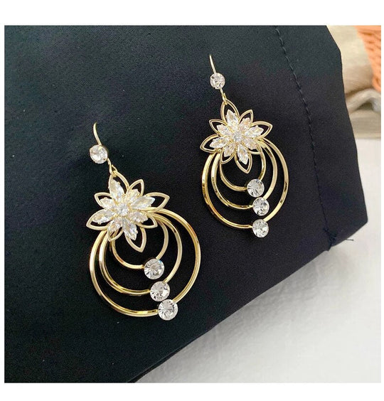 Luxuriöse goldene Creolen | Shop Nory