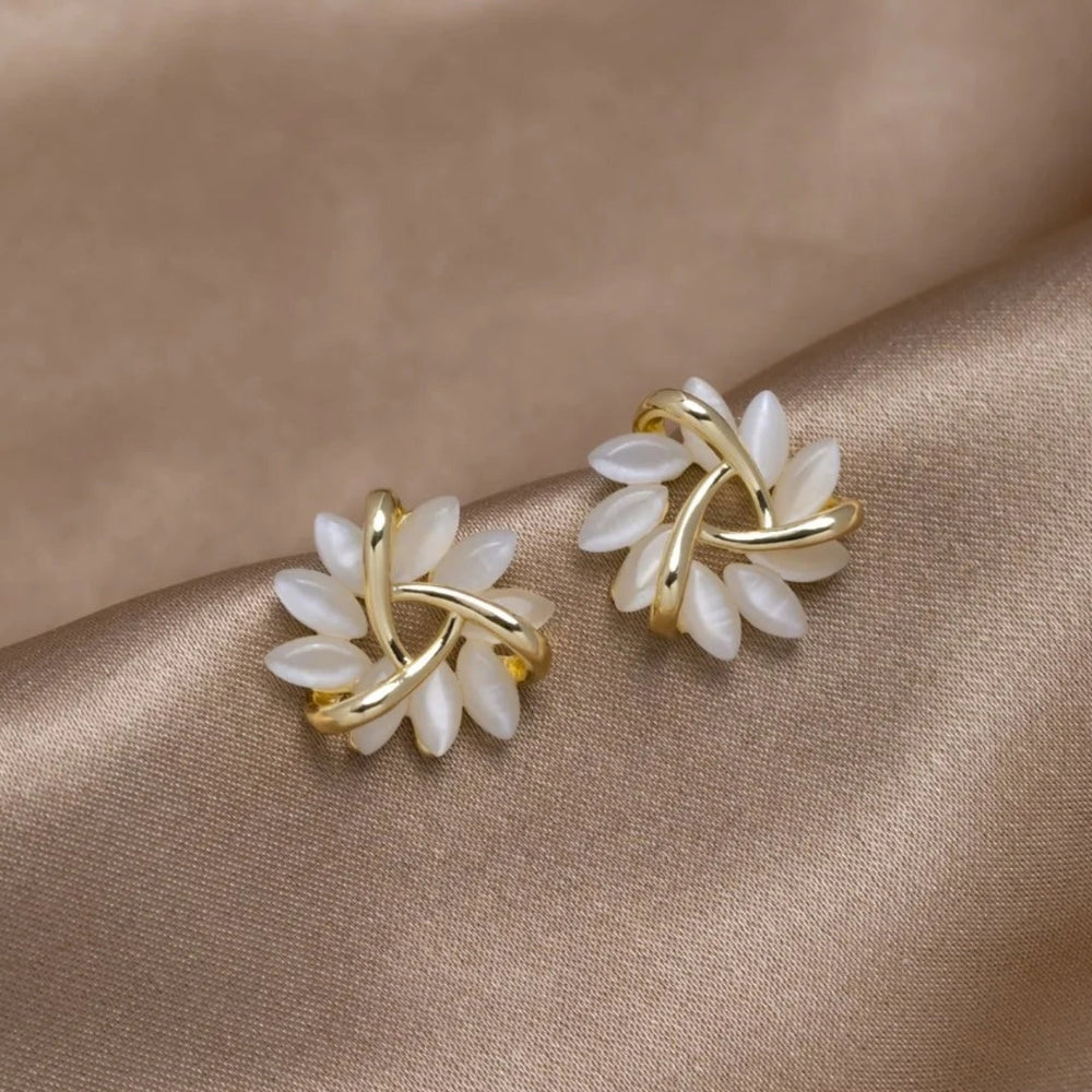 Runde Opal-Blumen-Ohrstecker in Gold - Amara | Shop Nory