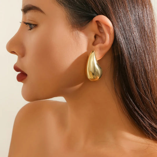 Goldfarbene Tropfen Ohrringe | Shop Nory
