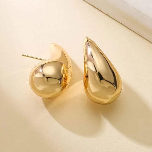 Goldfarbene Tropfen Ohrringe | Shop Nory