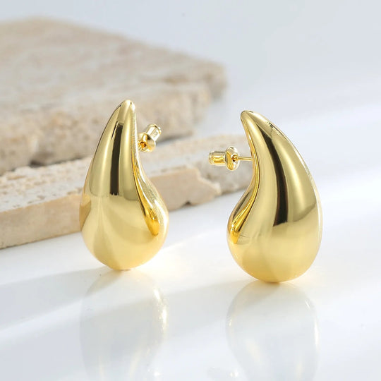 Goldfarbene Tropfen Ohrringe | Shop Nory
