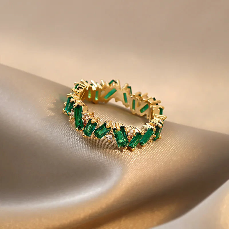 Grüne Kristall unregelmäßige goldfarbene Ringe | Shop Nory