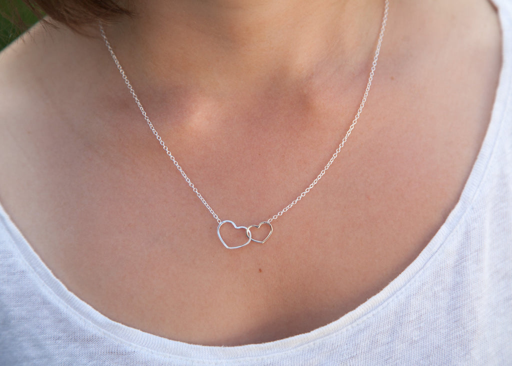 Halskette aus 925er Silber mit ineinander verschlungenen Herzen | Shop Nory