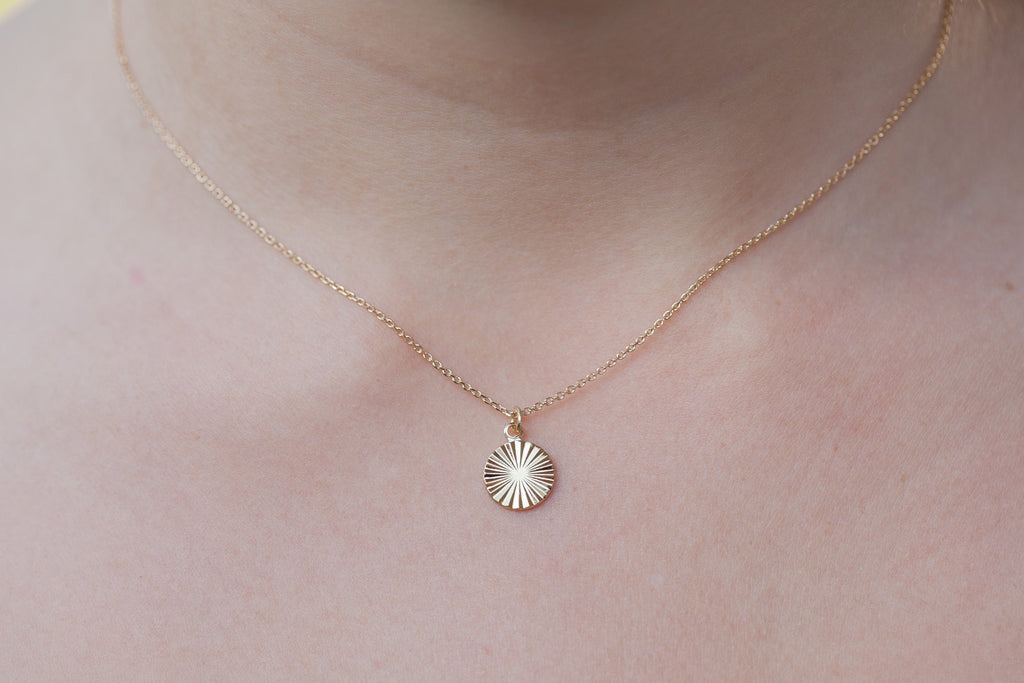 Kette mit Münze & Sonnenstrahlen - vergoldet | Shop Nory