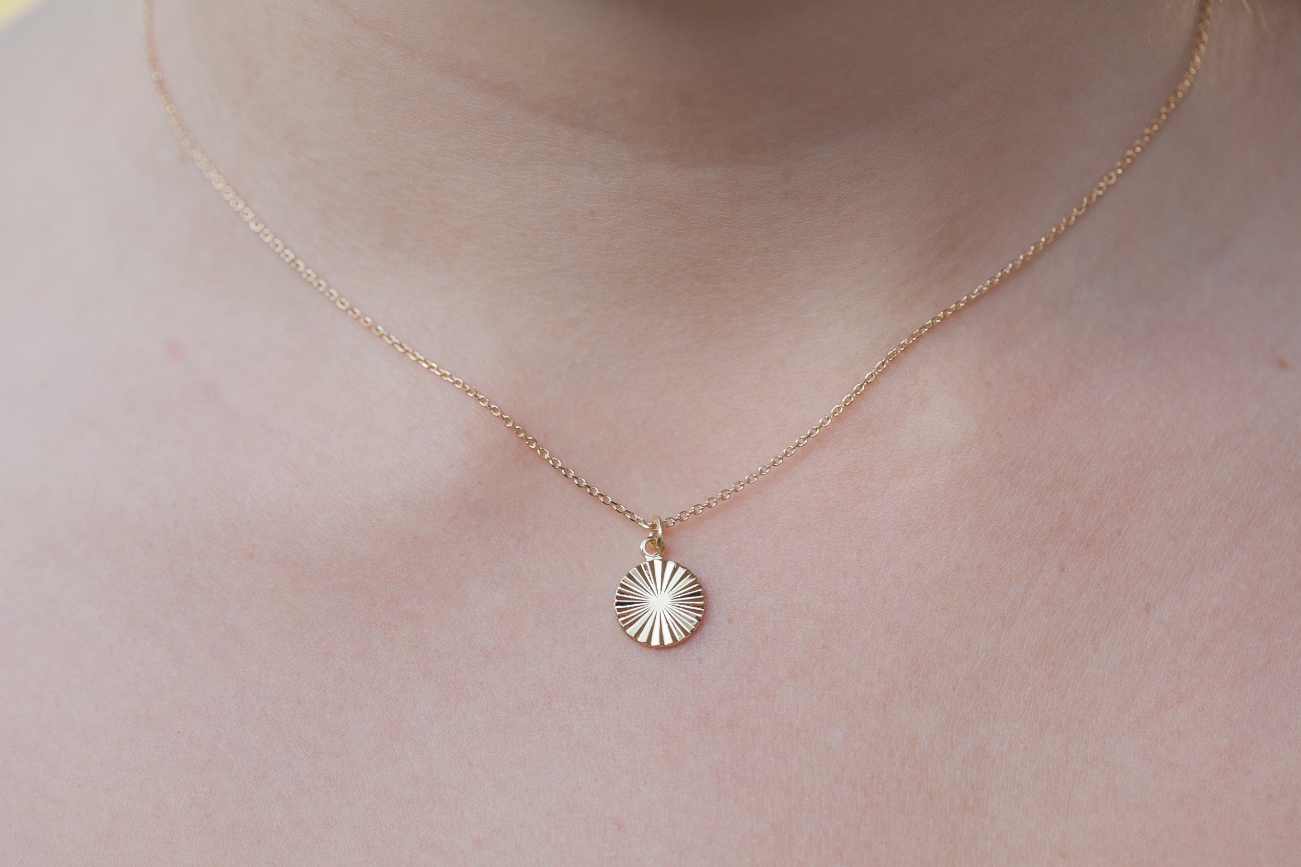 Kette mit Münze & Sonnenstrahlen - vergoldet | Shop Nory