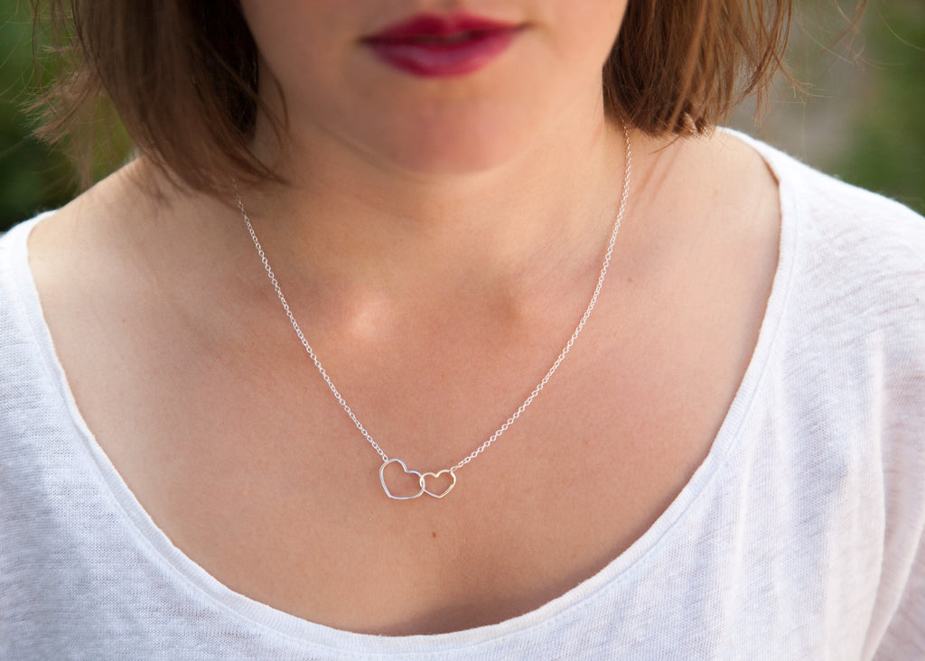 Halskette aus 925er Silber mit ineinander verschlungenen Herzen | Shop Nory