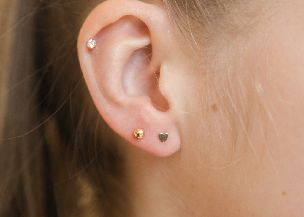 Vergoldete Herz Ohrringe – kleine goldene Ohrstecker, hypoallergen | Shop Nory