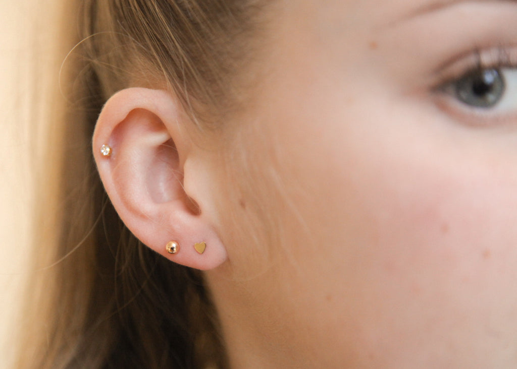 Vergoldete Herz Ohrringe – kleine goldene Ohrstecker, hypoallergen | Shop Nory