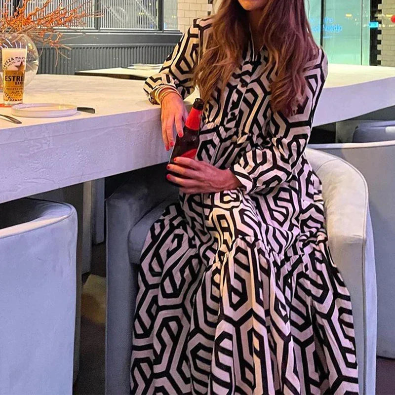 Langärmliges Kleid Mit Geometrischem Muster