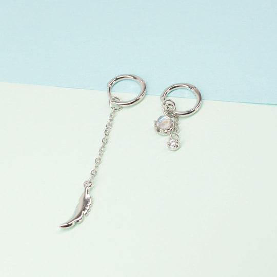Federmondstein | Sterling Silber asymmetrische Feder Ohrringe, weißer Mondstein | Shop Nory